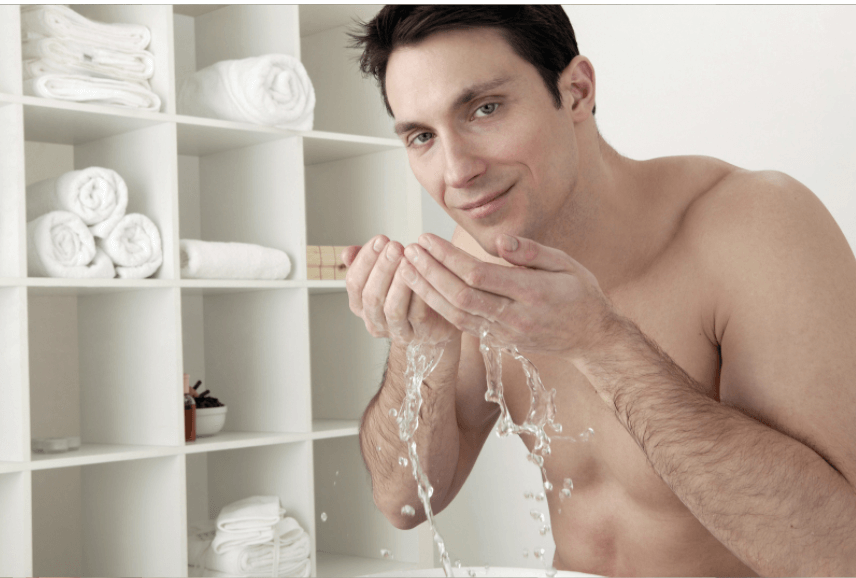 顔を洗いすぎている男性